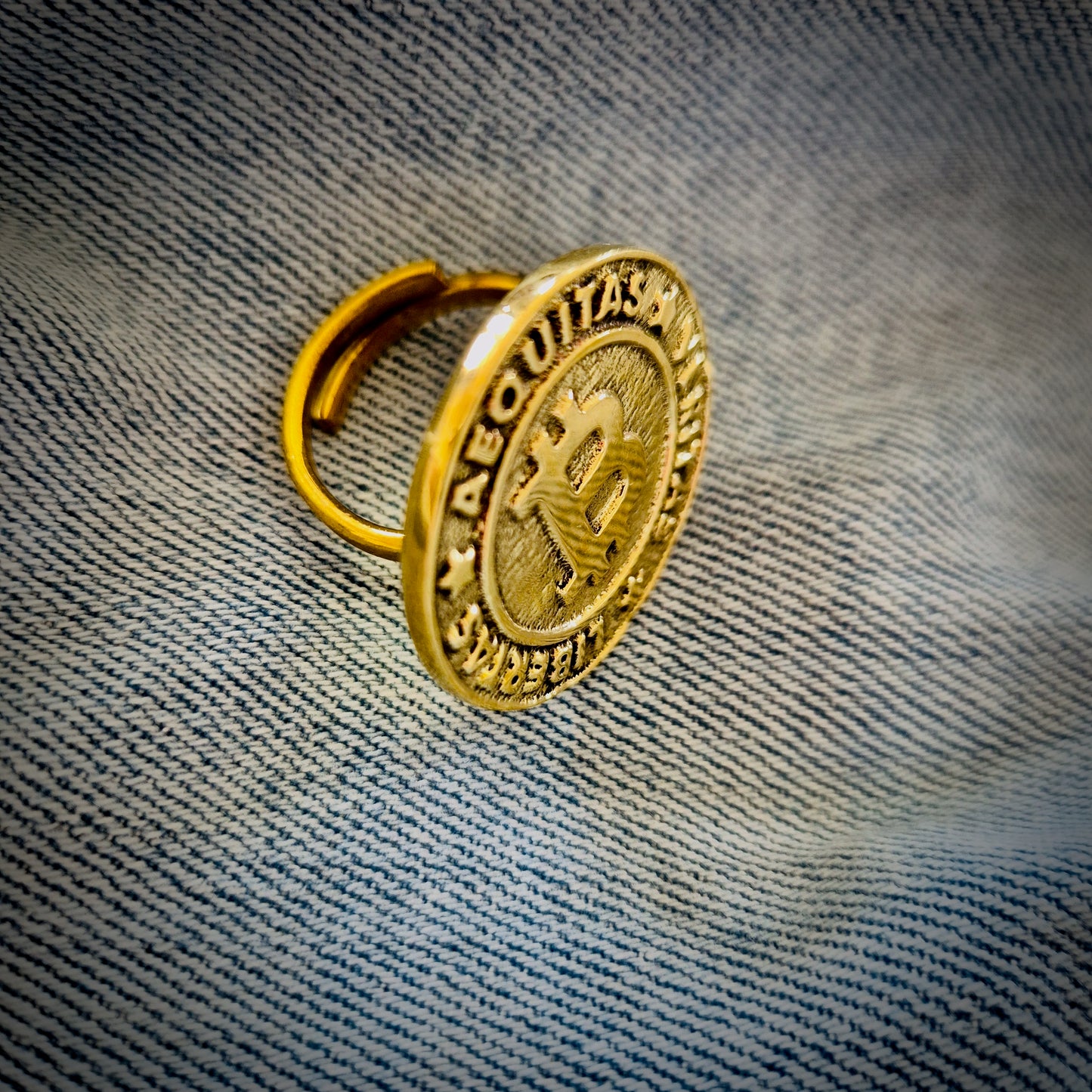 AEQUITAS * VERITAS * LIBERTAS [ring]