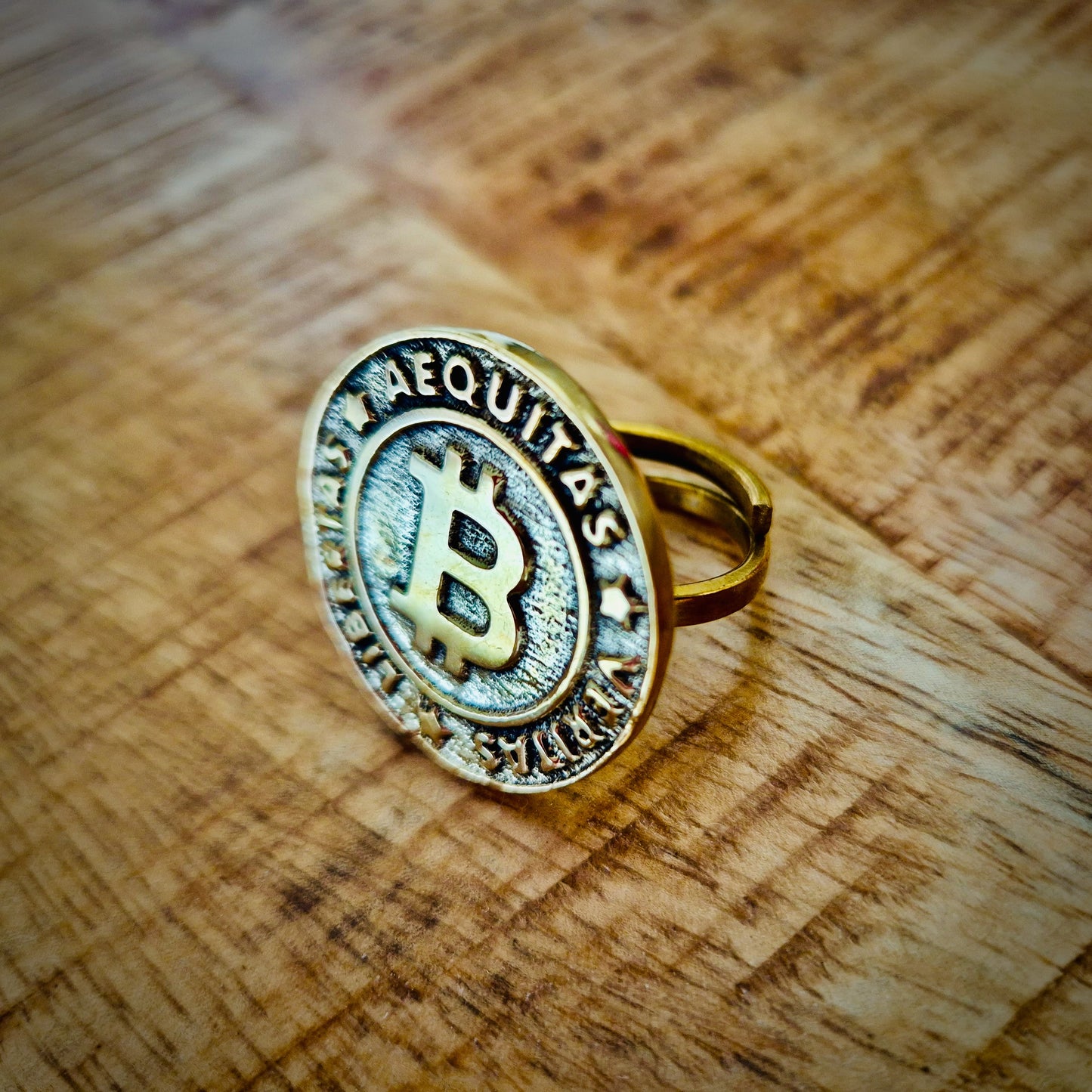 AEQUITAS * VERITAS * LIBERTAS [ring]