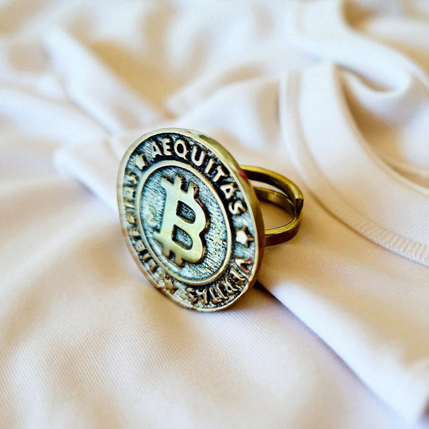 AEQUITAS * VERITAS * LIBERTAS [ring]